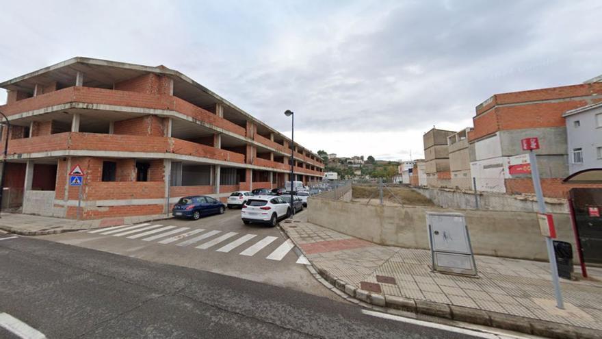 Un edificio que quedó en obras propiedad de la Sareb, en Rafelcofer, con más de 30 viviendas proyectadas. | LEVANTE-EMV