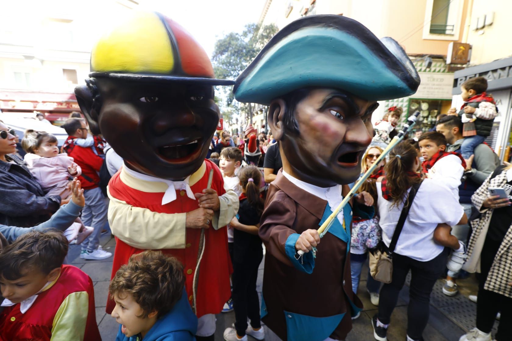 En imágenes | La comparsa de gigantes y cabezudos ilusionan a los más pequeños