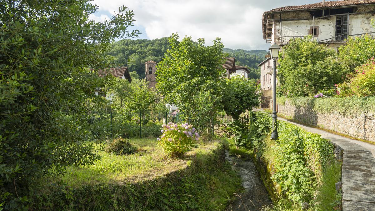 El pueblo más bonito al que viajar en abril está en Navarra