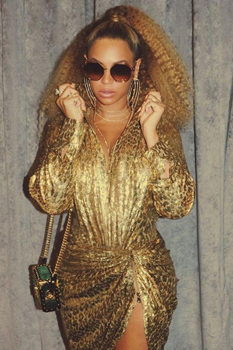 Beyoncé con vestido dorado