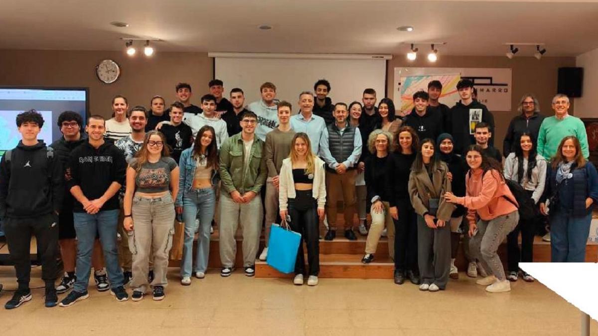Participantes del I Hackaton en el Simarro, con el presidente de la Mancomunitat al centro.