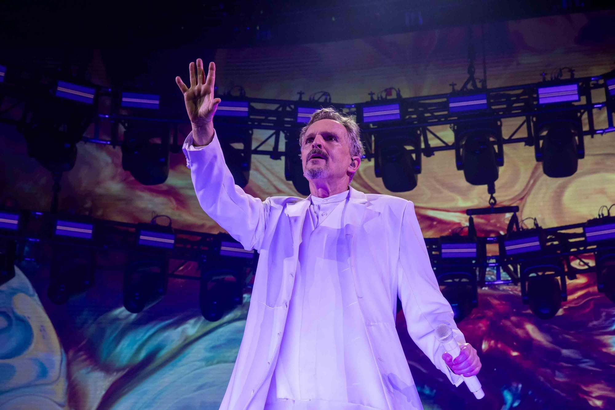 Miguel Bosé enamora al público de Alicante en la Plaza de Toros