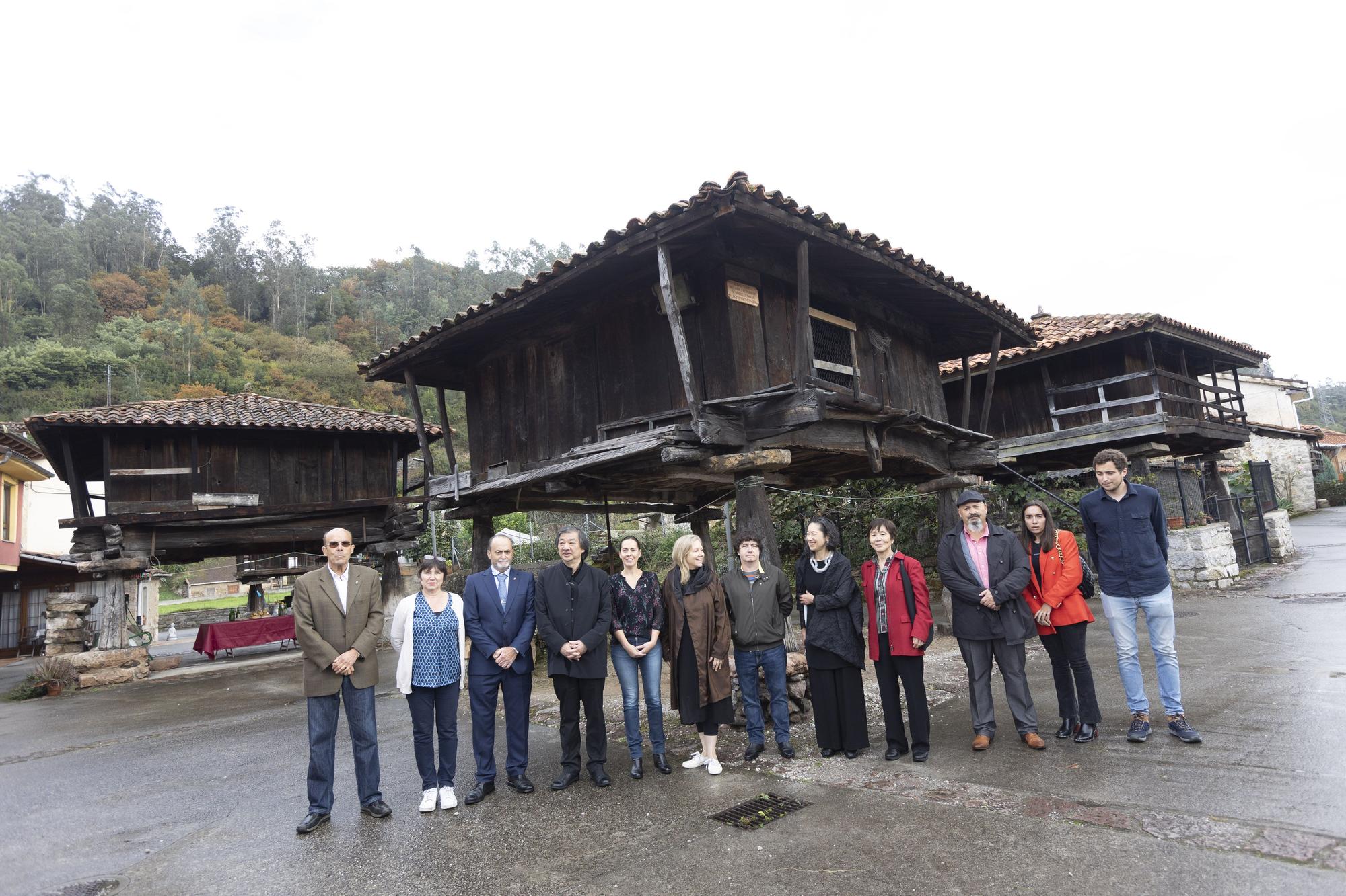 Shigeru Ban disfruta en Asturias: el arquitecto premio "Princesa" de la Concordia visita los hórreos