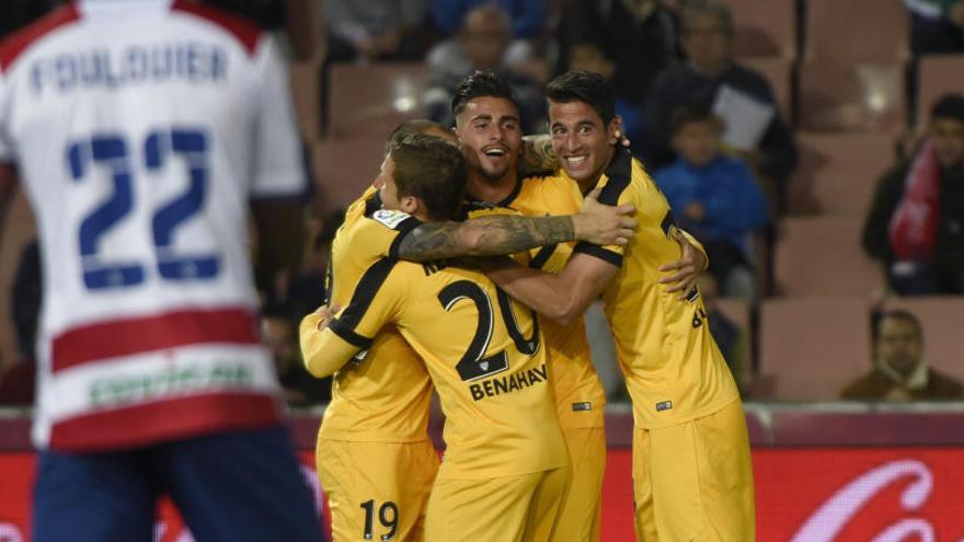 El delantero del Málaga Sandro celebra su gol con los compañeros.