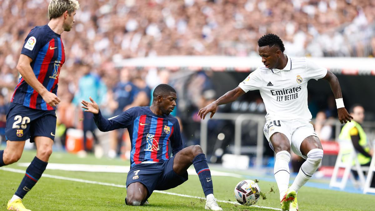 Dembélé intenta robar el balón a Vinicius en el Bernabéu ante Sergi Roberto.