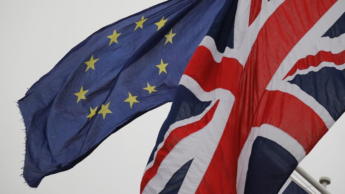 Las banderas del Reino Unido y de la UE ondean juntas en el Parlamento británico, en Londres.