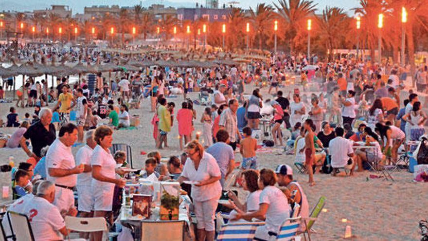 La playa de Ciudad Jardín estaba a rebosar en torno a las nueve de la noche, cuando muchas familias empezaron a cenar.