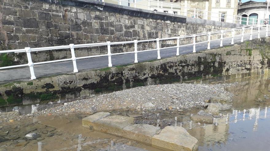 Siete escaleras en la playa de San Lorenzo de Gijón