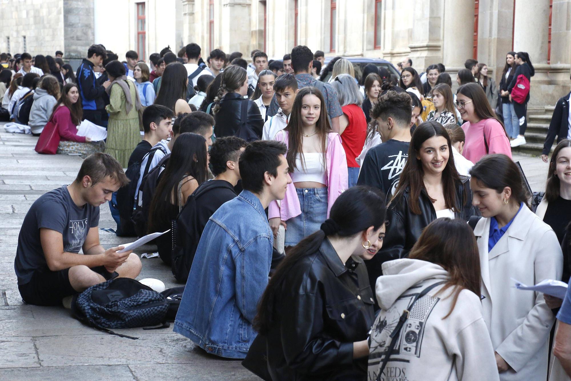 Estudiantes esperando para entrar en la Facultad de Medicina