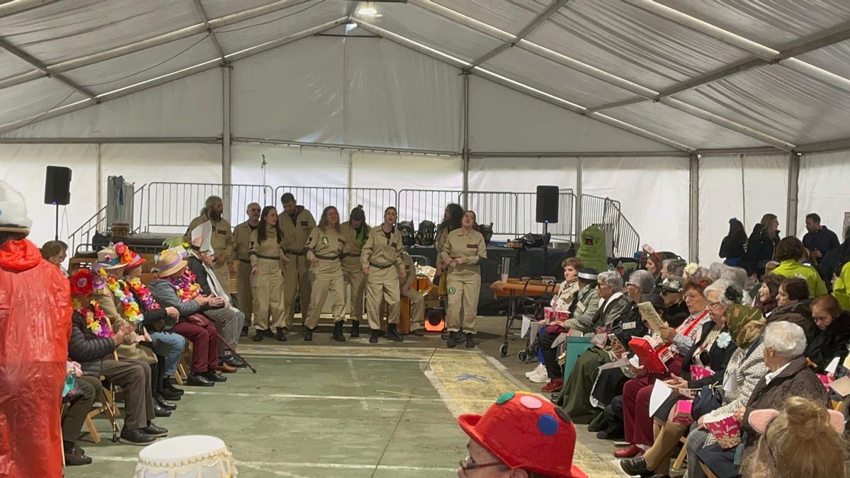 Actividad intergeneracional en el "Entruido" de Cangas.