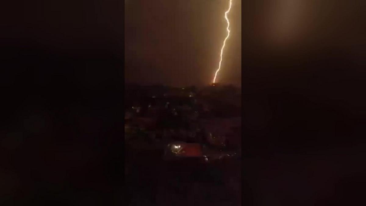 Imagen de un rayo cayendo sobre Teror, en Gran Canaria.