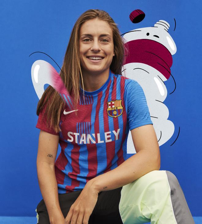 Alexia con la nueva equipación del Barça para la próxima temporada