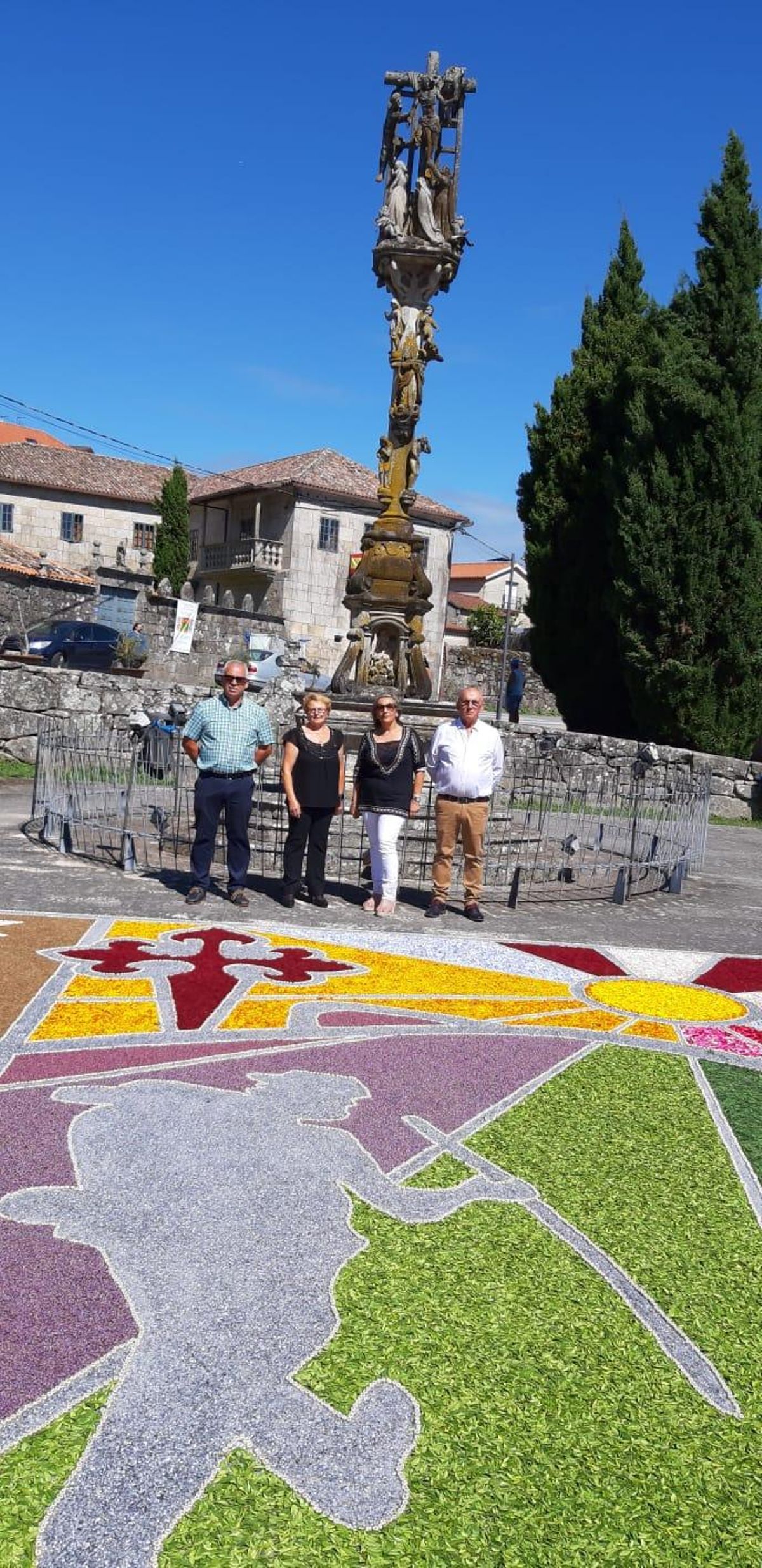 La alfombra elaborada en O Hío, con el histórico cruceiro de fondo.