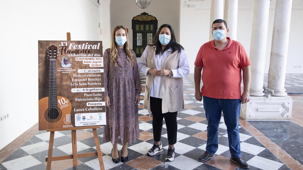 Dolores Amo, en el centro, junto a dos de los participantes en el festival.