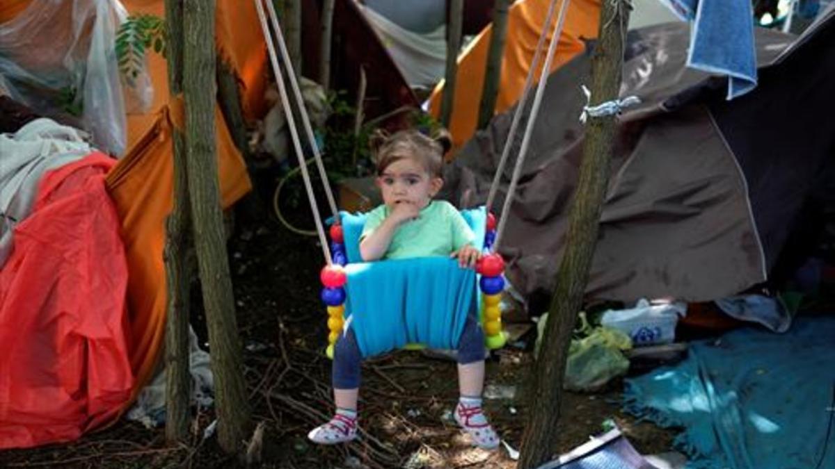 Una niña afgana, en un campo de refugiados en Horgos (Serbia).