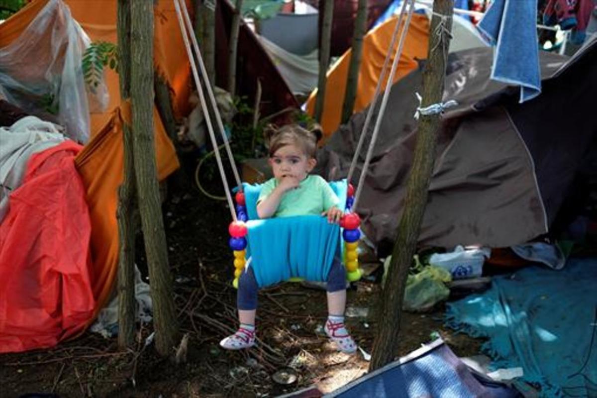 Una niña afgana, en un campo de refugiados en Horgos (Serbia).