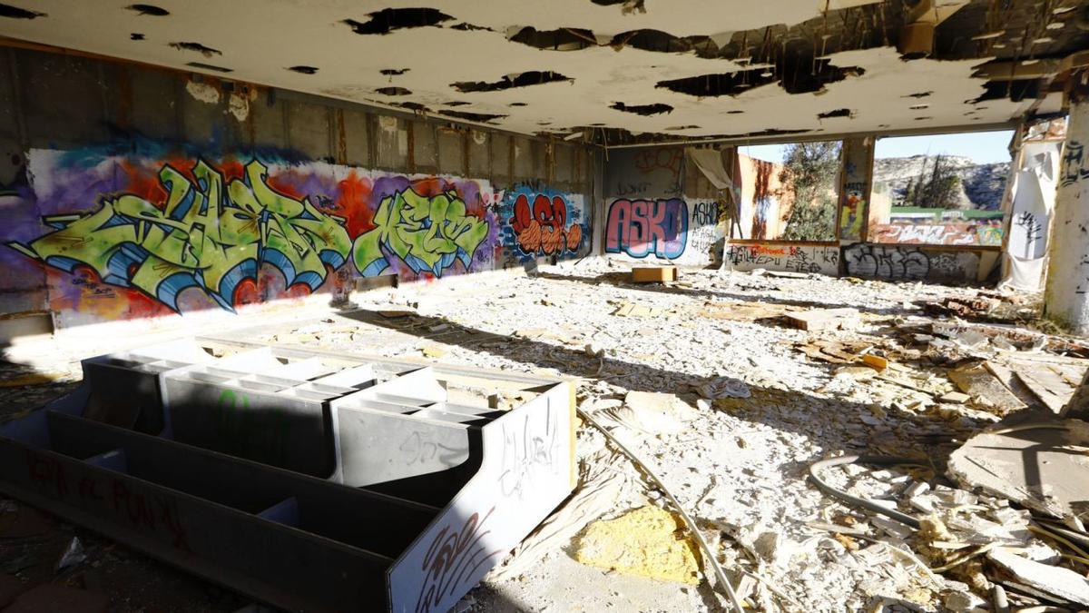Interior del Casino Montesblancos, ubicado junto a la A-2 en el término municipal de Alfajarín.  | JAIME GALINDO