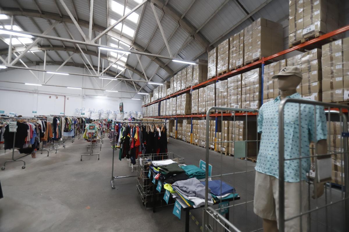 La 'tienda' de Zaragoza con más ropa de segunda mano comienza sus rebajas de verano: descuentos de hasta el 30%: “Nuestra misión es intentar salvar el planeta”