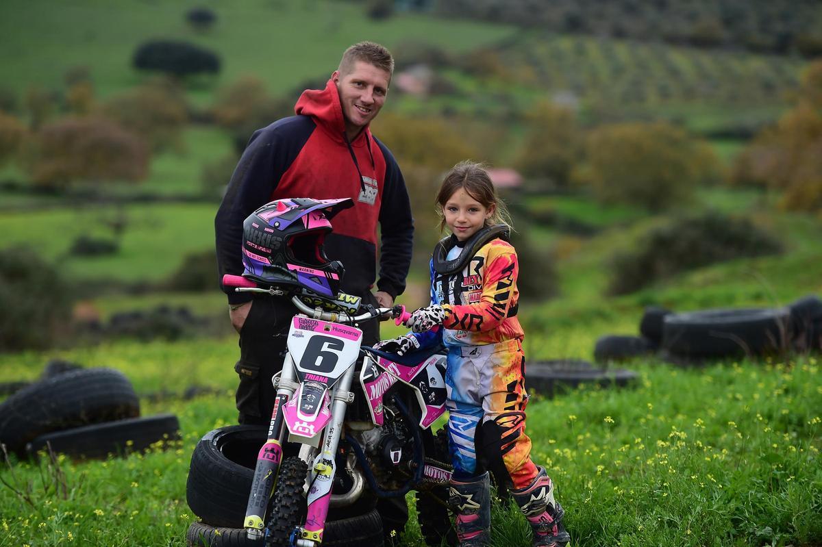 Triana, de Plasencia, con su padre, en el circuito en el que entrena con su moto.