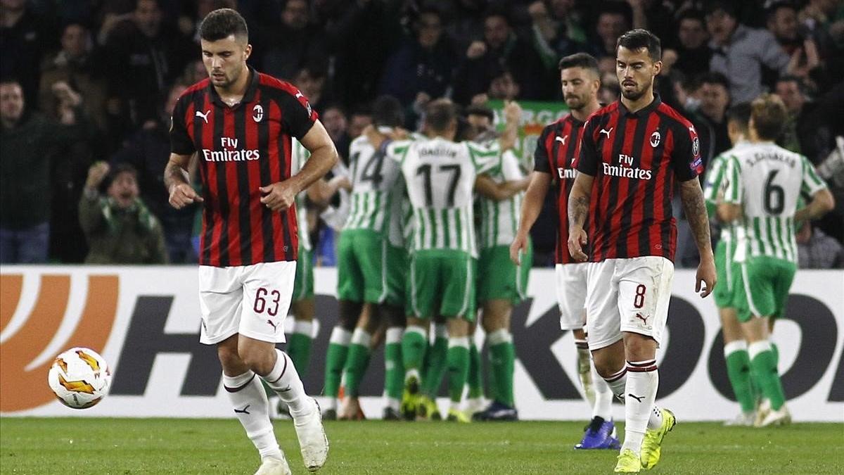 Los jugadores del Milan Cutrone, Suso y Musacchio, tras encajar en el campo del Betis en la pasada Europa Leguae.