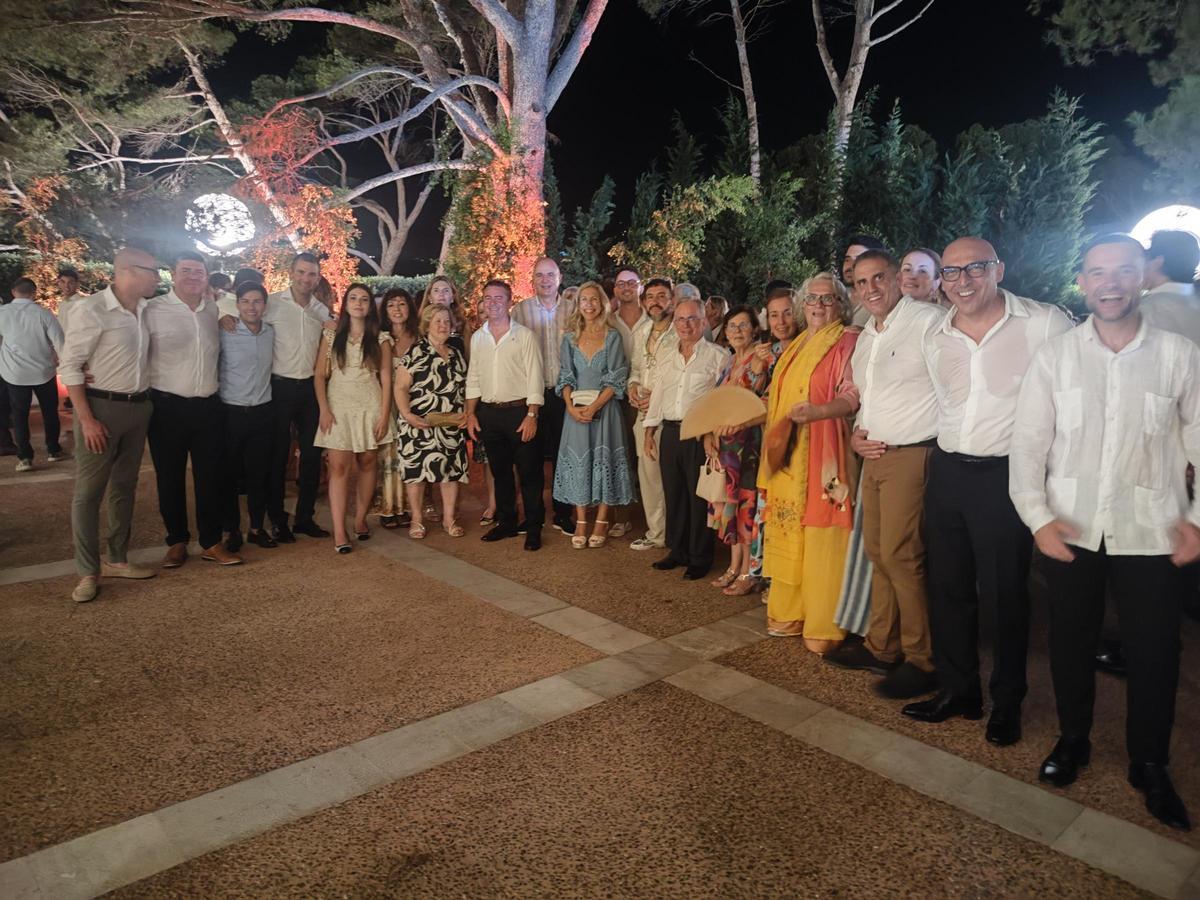 La delegación pitiusa posa en los jardines de Marivent.