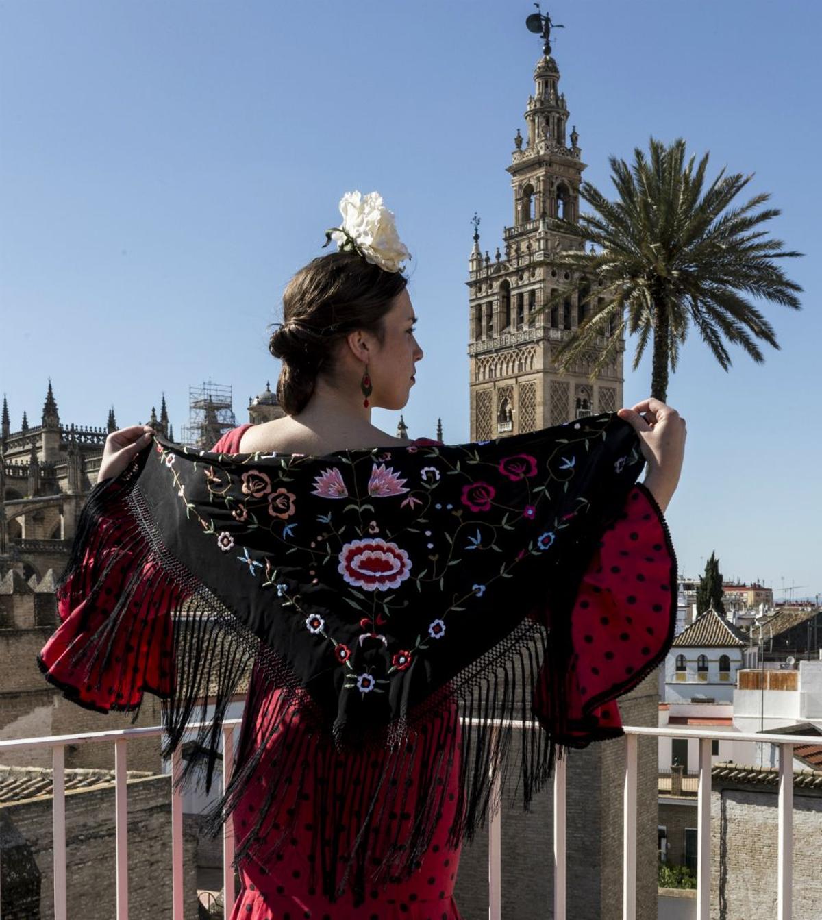 El mantón realza la estética flamenca, y este negro, nunca pasa de moda