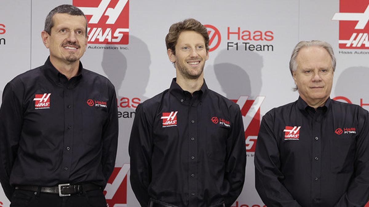 El piloto francés Romain Grisjean, flanqueado por Günther Steiner, jefe del equipo Haas (izquierda), y Gene Haas, dueño de la escudería