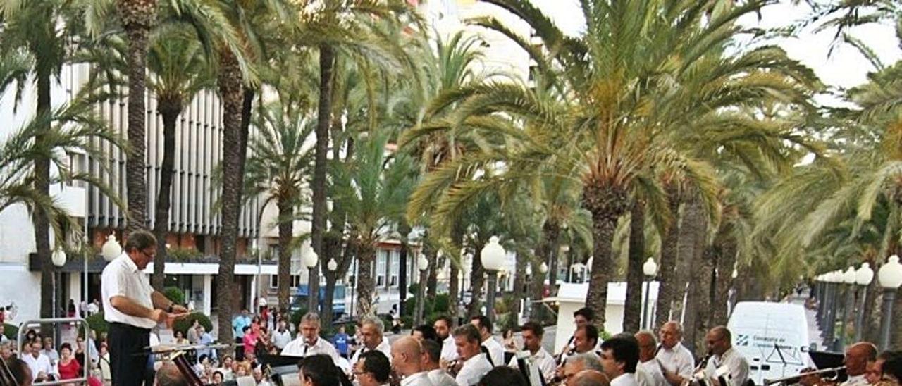 Banda Sinfónica Municipal de Alicante en la Explanada.