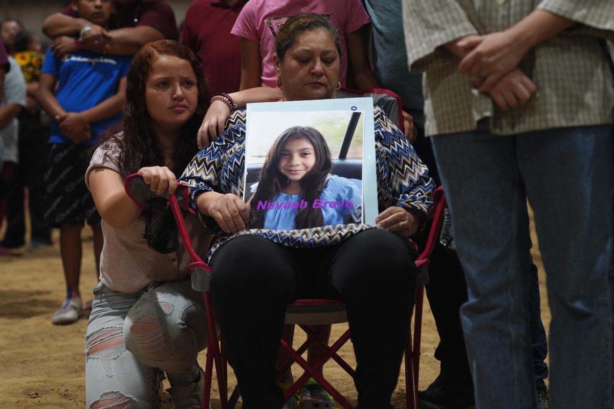 Una mujer sostiene la foto de Nevaeh Bravo, quien murió en el tiroteo masivo, durante una vigilia por las víctimas del tiroteo masivo en la Escuela Primaria Robb en Uvalde, Texas.
