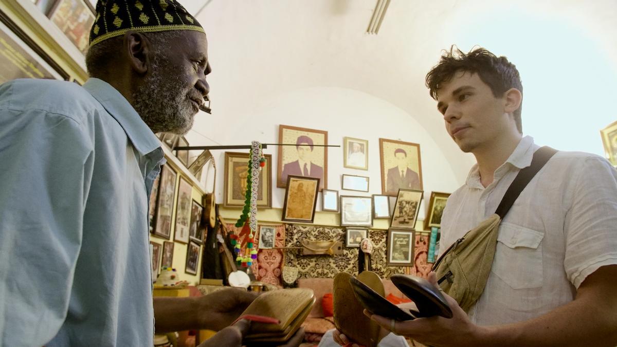 Fotograma del documental que está rodando Andrés Coll con Fernando Monge en el que le muestra a Abdellah el Gourd, maestro de la música gnawa, las castañuelas ibicencas y las compara con los karkabou de madera.