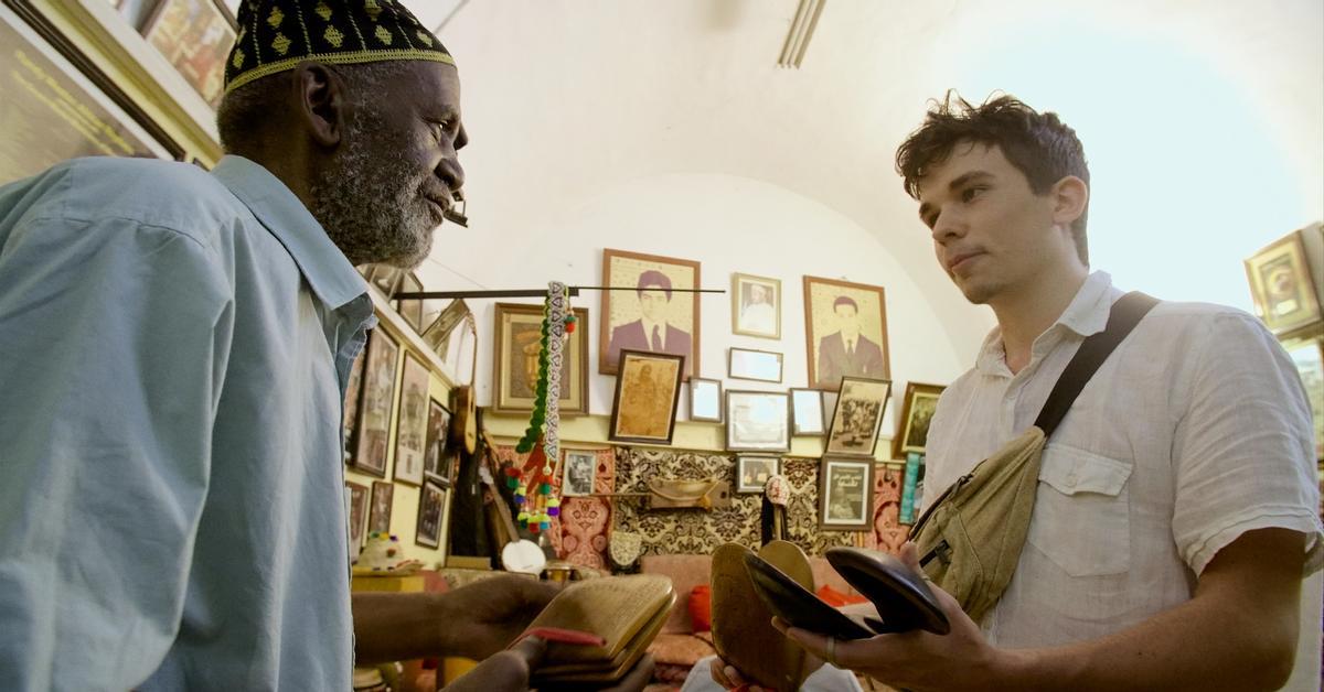 Fotograma del documental que está rodando Andrés Coll con Fernando Monge en el que le muestra a Abdellah el Gourd, maestro de la música gnawa, las castañuelas ibicencas y las compara con los karkabou de madera.