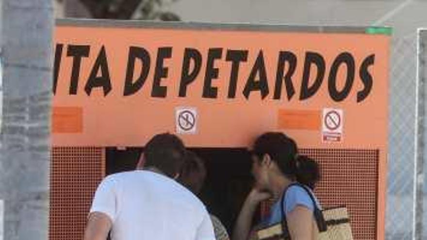 Imagen de ayer de un puesto de venta de petardos en Alicante.