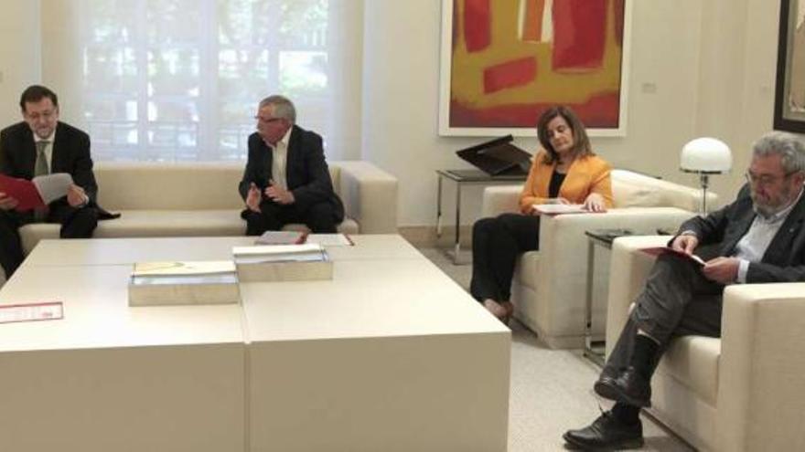 Mariano Rajoy, Ignacio Fernández Toxo, Fátima Báñez y Cándido Méndez, ayer, en Moncloa. // Efe