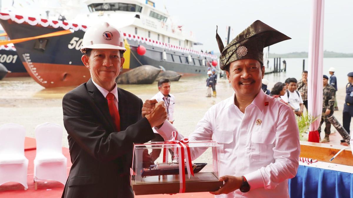 El ministro de Pesca indonesio, Sakti Wahyu Trenggono (derecha), con la última patrullera entregada al país asiático.