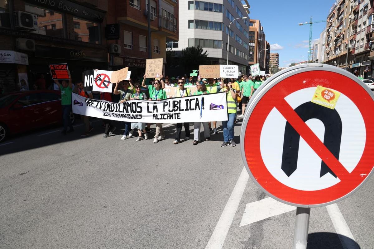 Huelga de educación en Alicante: la manifestación de profesores atraviesa la Avenida Aguilera