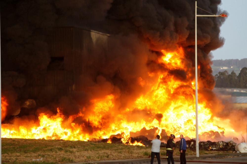 Incendio en una nave industrial de Narón.