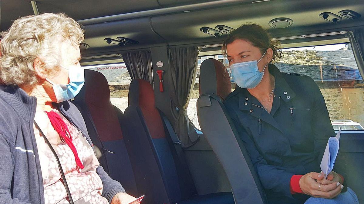 San Damián conversa en el autobús con Matilde Centeno, de Valdespino, primera usuaria que recibe el bono. | A. S.