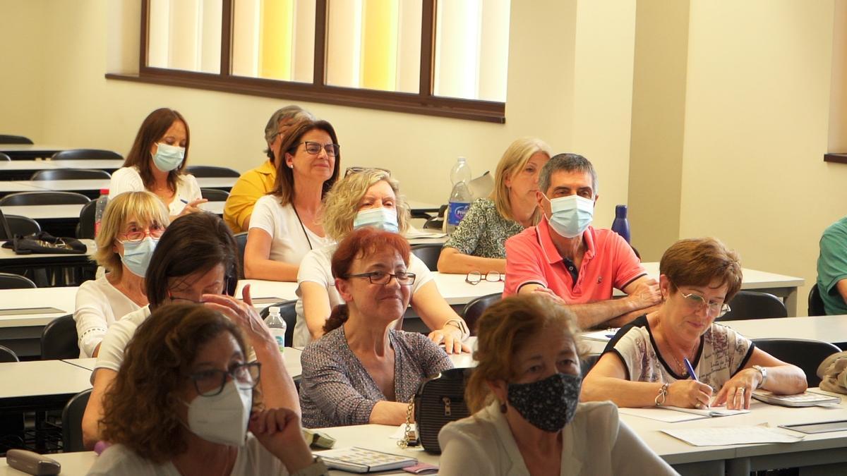 Asistentes a uno de los cursos de Unisocietat en Ontinyent.