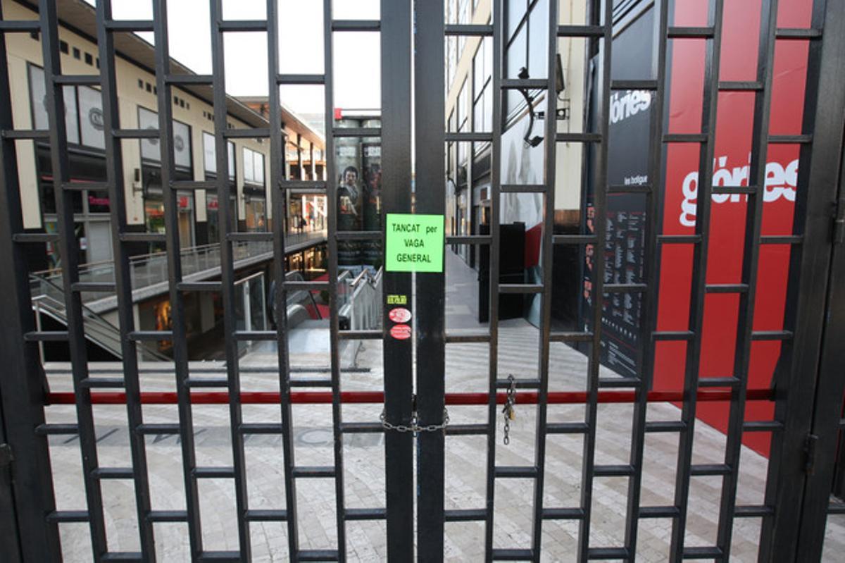 Tancat per la vaga el centre comercial de les Glòries.