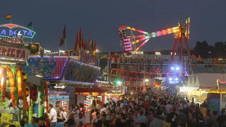 Atracciones de la Feria de Mayo de Córdoba en pleno funcionamiento. Atracciones de la Feria de Mayo de Córdoba en pleno funcionamiento.