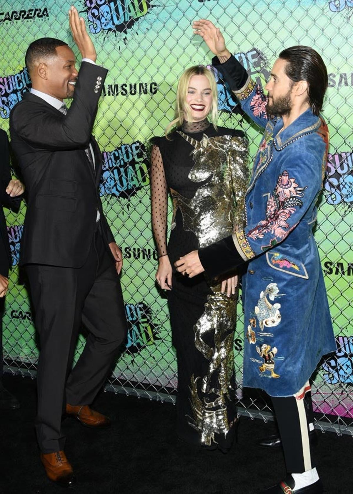 Will Smith y Jared Leto chocan las cinco delante de Margot Robbie, en la première del Escuadrón Suicida en Nueva York.