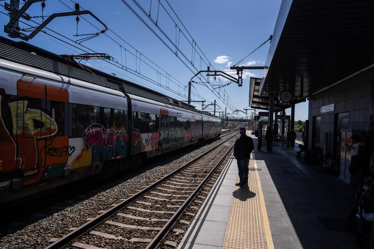 Mollet del Vallès 31/03/2026 Sociedad. Usuarios de Rodalies esperan al tren.. Foto de Zowy Voeten