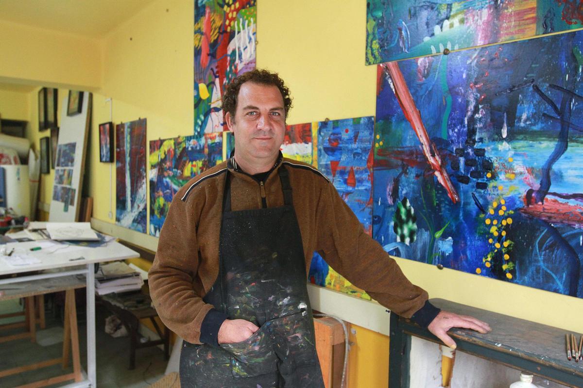 El artista Manuel Penín, en su taller, en el casco histórico de Ourense.