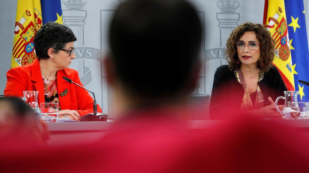 Las titulares de Hacienda y Exteriores, María Jesús Montero y Arancha González Laya, este 27 de abril de 2021 tras la reunión semanal del Consejo de Ministros.