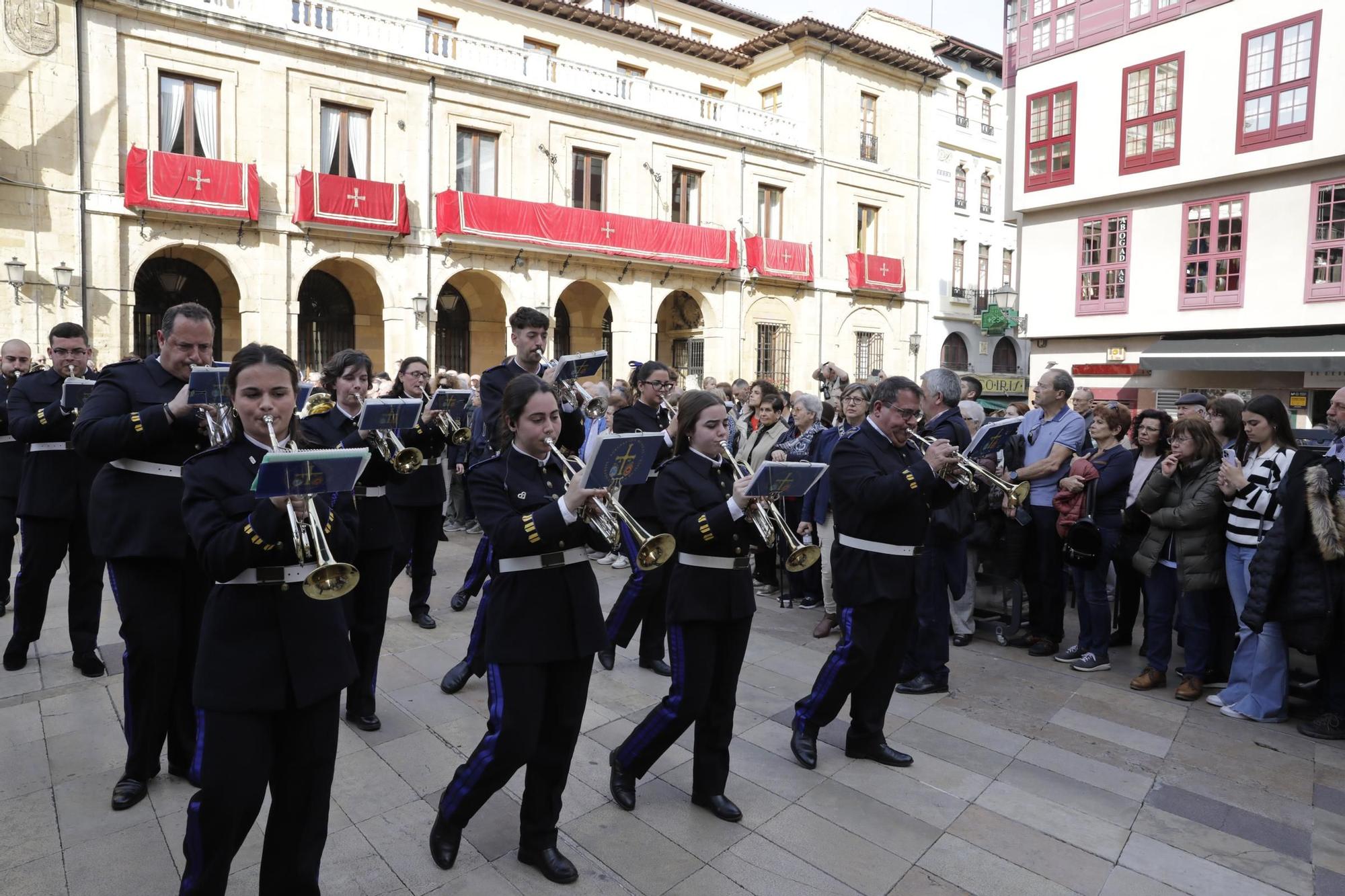 La procesión intergeneracional del Santo Entierro emociona Oviedo