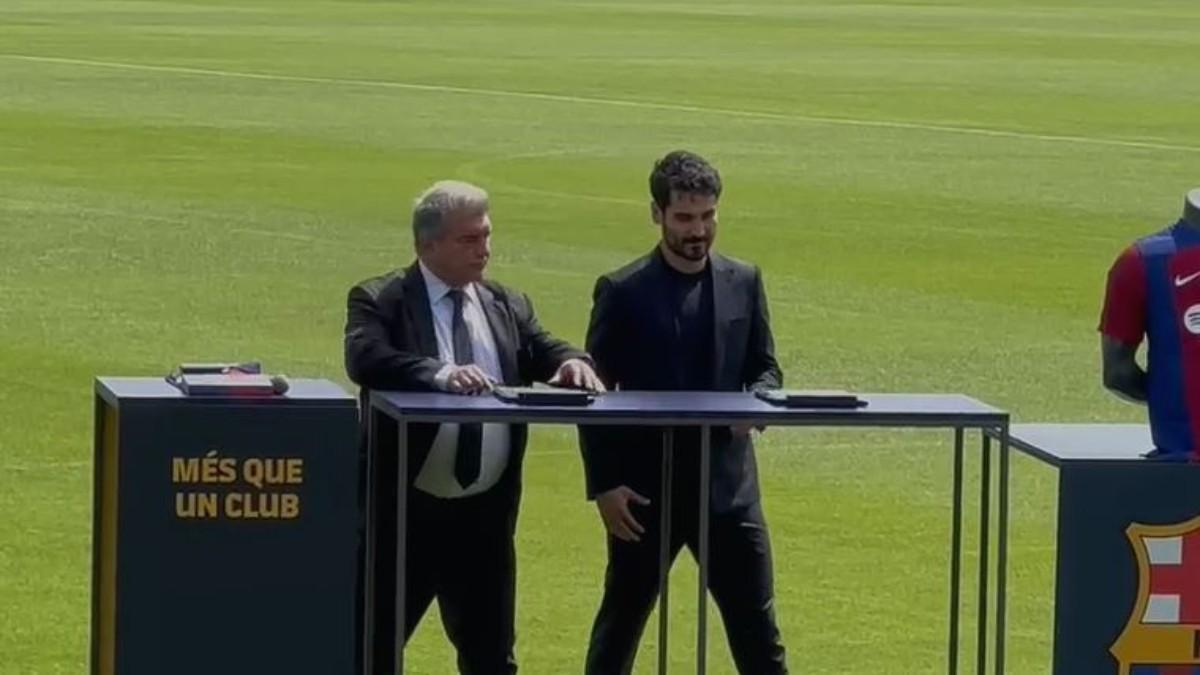 Gündogan firma su contrato con el FC Barcelona