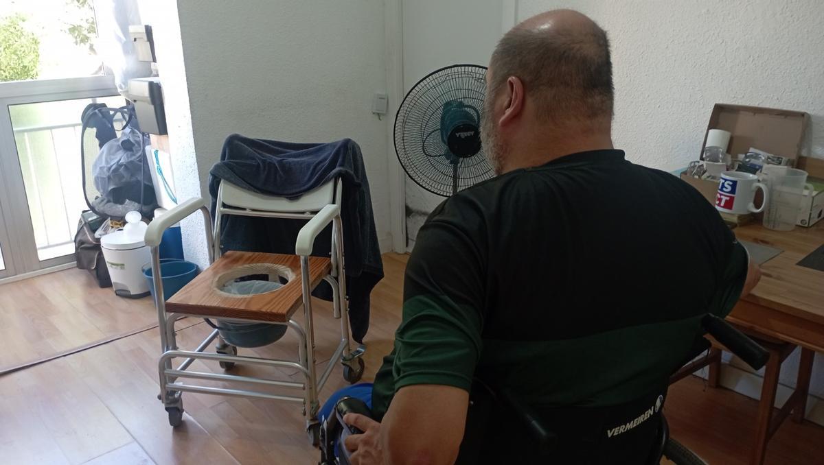 Como el baño no está adaptado, el vecino de Dos Hermanas debe usar esta silla especial para hacer sus necesidades.