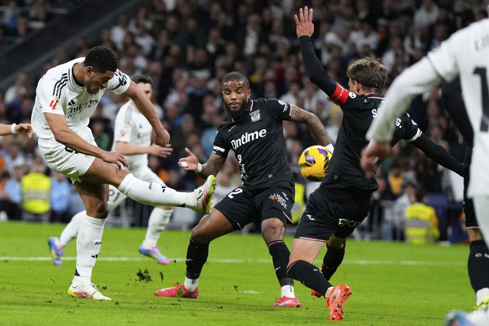 Real Madrid's Jude Bellingham shoots during a Spanish La Liga soccer match between Real Madrid and Leganes at the Santiago Bernabeu stadium in Madrid, Spain, Saturday, March 29, 2025. (AP Photo/Manu Fernandez) Associated Press/LaPresse. EDITORIAL USE ONLY/ONLY ITALY AND SPAIN