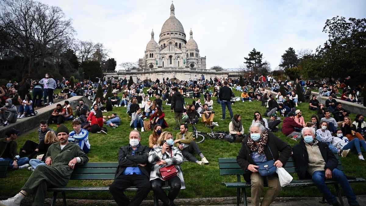 Parisinos disfrutando del sol en Montmartre, ante la basílica del Sacre Coeur.