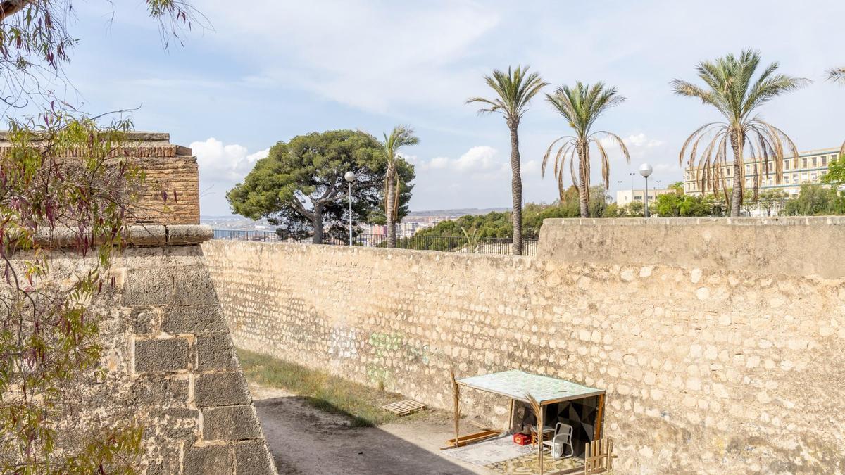 El foso del castillo San Fernando, un refugio improvisado
